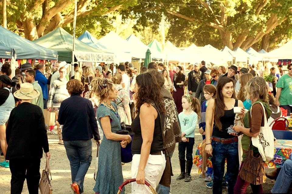 Mullum Farmers Market People wandering around