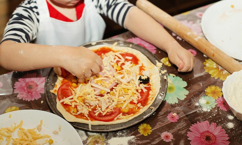 child making pizza 1200x720